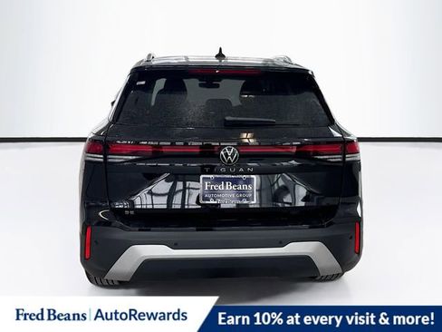 New 2025 Volkswagen Tiguan SE FWD image 5