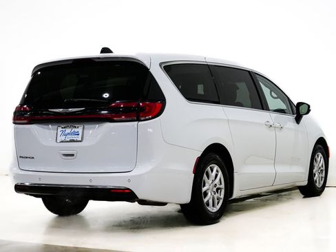 Used 2023 Chrysler Pacifica Touring-L FWD image 6