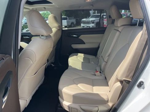 Used 2021 Toyota Highlander XLE FWD image 29