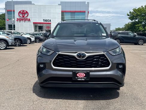 Used 2023 Toyota Highlander XLE AWD/4WD image 2
