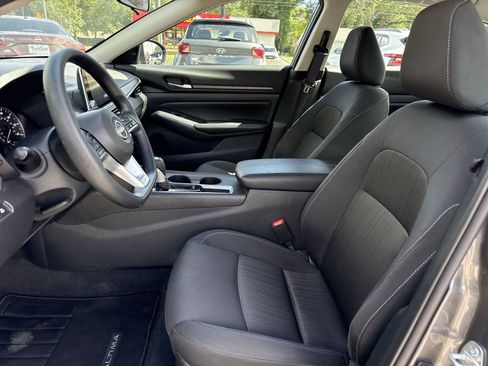 Used 2025 Nissan Altima 2.5 SV FWD image 9