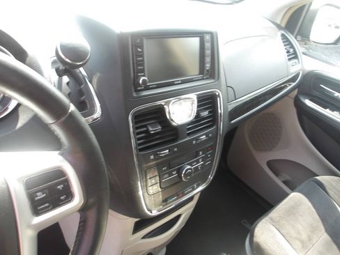 Used 2014 Chrysler Town & Country Touring FWD image 12
