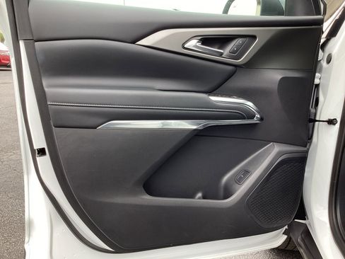 Used 2025 Chevrolet Traverse LT image 34