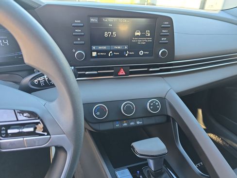 Used 2024 Hyundai Elantra SE image 25