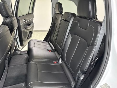 Used 2023 Jeep Grand Cherokee Limited w/ Black Appearance Package AWD/4WD image 27