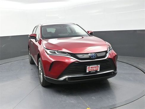 Used 2024 Toyota Venza XLE image 2