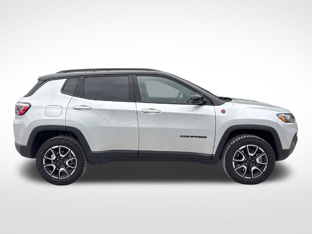 Used 2025 Jeep Compass Trailhawk AWD/4WD image 7