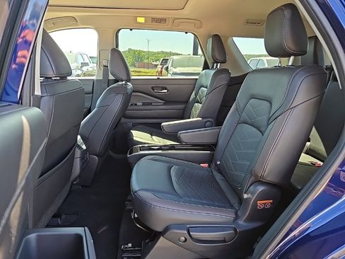 Used 2022 Nissan Pathfinder Platinum image 12