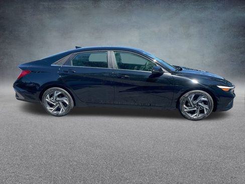 New 2025 Hyundai Elantra Limited image 32