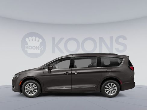 Used 2019 Chrysler Pacifica Touring Plus w/ Tire & Wheel Group FWD image 4