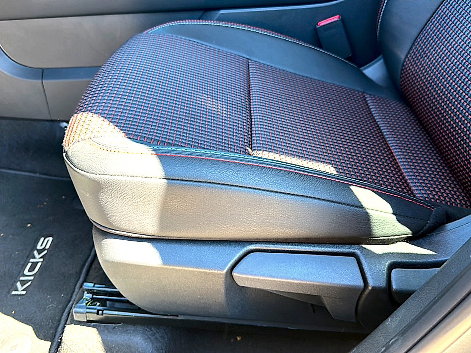 Used 2025 Nissan Kicks SR FWD image 15