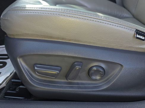 Used 2020 Toyota Camry SE w/ Carpet Mat Package image 22