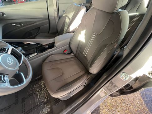 Used 2025 Hyundai Elantra SEL image 36