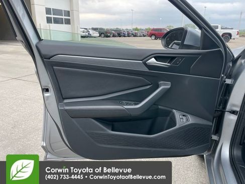 Used 2024 Volkswagen Jetta SE FWD image 18