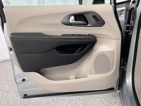 Used 2023 Chrysler Pacifica Touring-L AWD/4WD image 20