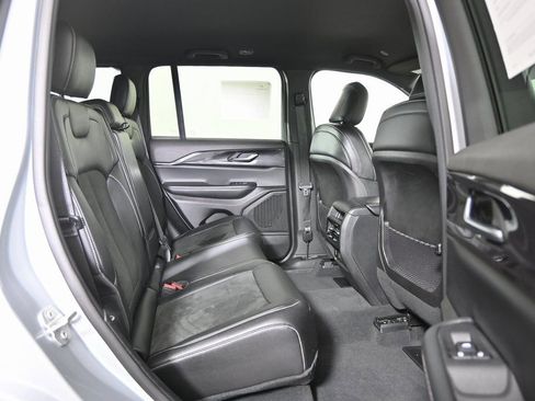 Used 2023 Jeep Grand Cherokee Altitude image 18