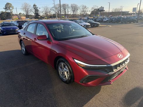Used 2024 Hyundai Elantra SE image 11