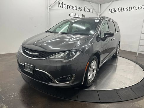 Used 2018 Chrysler Pacifica Touring-L Plus w/ Advanced Safetytec Group FWD image 3