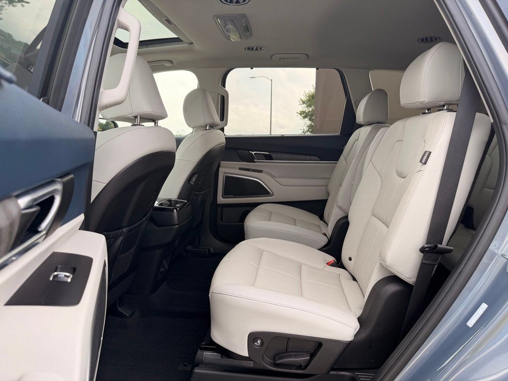 Used 2024 Kia Telluride EX w/ EX Captain's Chair Package FWD image 4