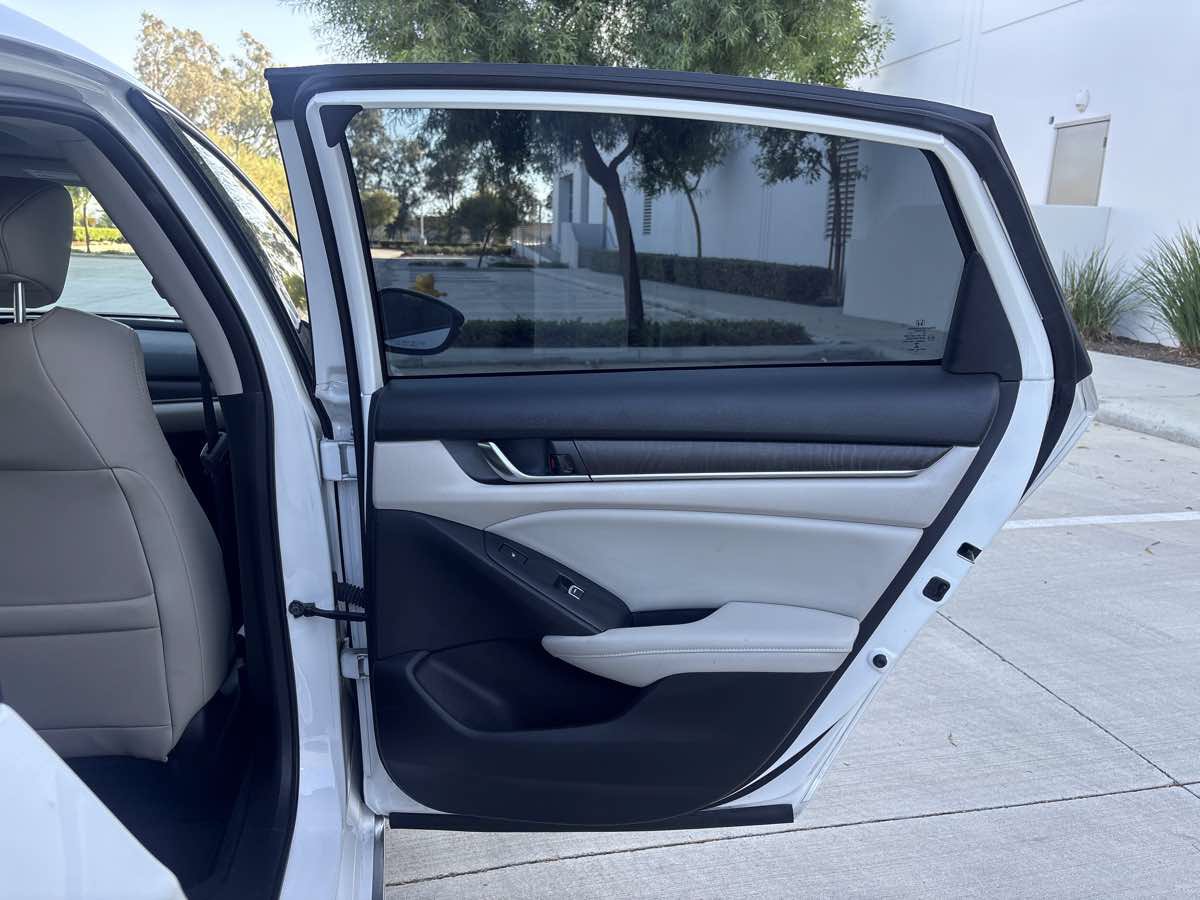 Used 2018 Honda Accord Touring image 12
