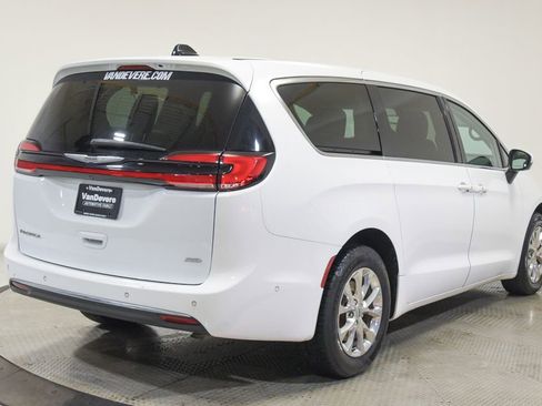 Used 2023 Chrysler Pacifica Touring-L AWD/4WD image 14