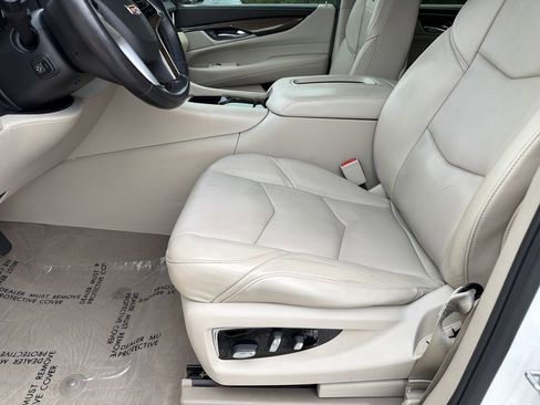 Used 2020 Cadillac Escalade Premium Luxury AWD/4WD image 16