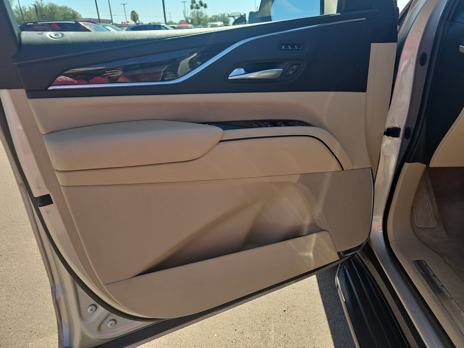 Used 2023 Cadillac Escalade Premium Luxury AWD/4WD image 11