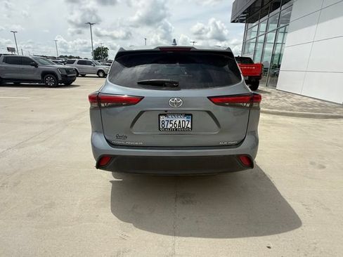 Used 2020 Toyota Highlander XLE AWD/4WD image 4