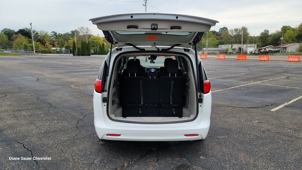 Used 2023 Chrysler Voyager LX FWD image 11