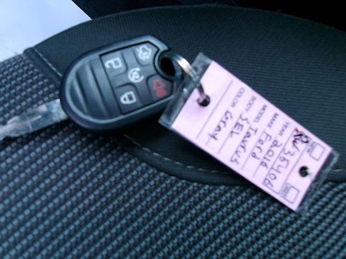 Used 2016 Ford Taurus SEL image 18