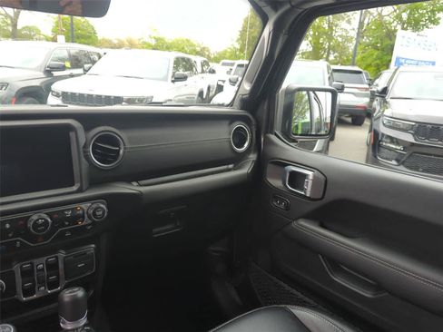 Used 2022 Jeep Wrangler Unlimited Sahara w/ Cold Weather Group AWD/4WD image 29