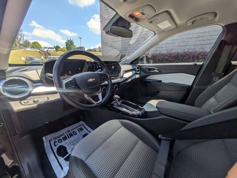 Used 2025 Chevrolet Trax LT w/ LT Convenience Package FWD image 14