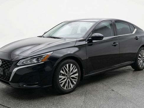 Used 2025 Nissan Altima 2.5 SV FWD image 3