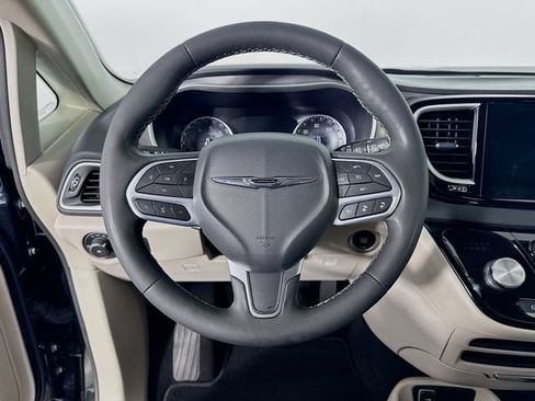 Used 2023 Chrysler Pacifica Touring-L FWD image 12