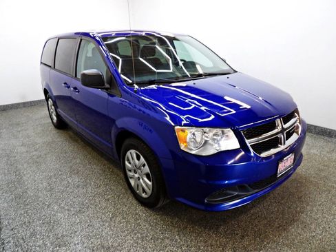 Used 2018 Dodge Grand Caravan SE w/ UConnect Hands-Free Group FWD image 3