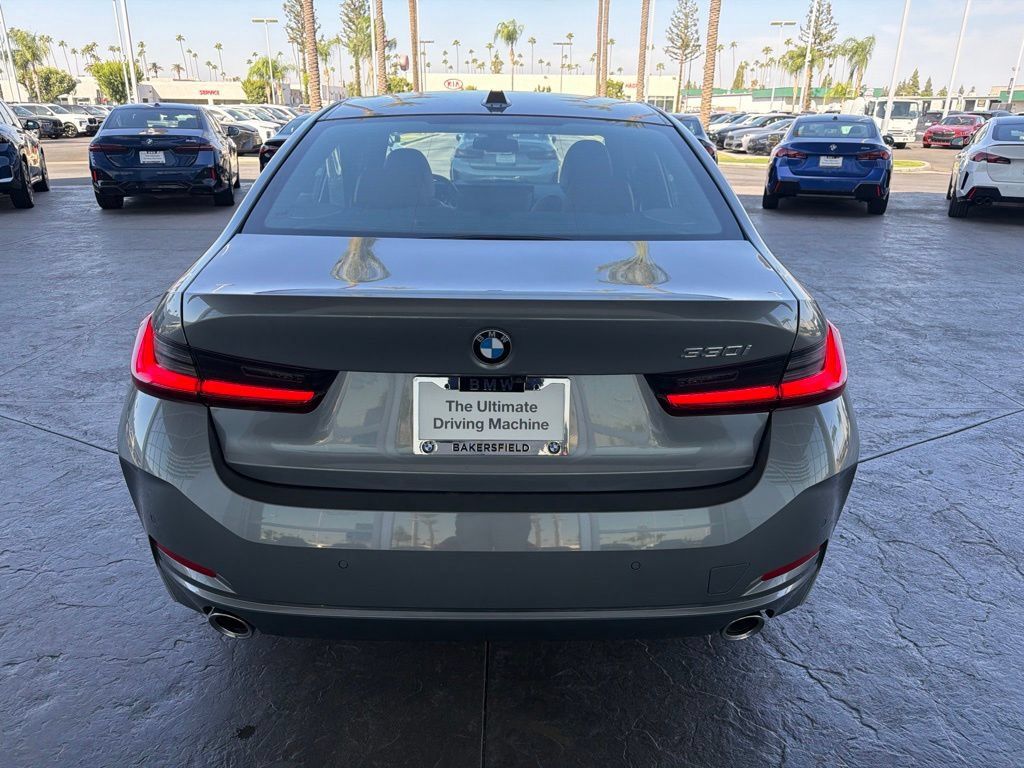 Used 2025 BMW 330i Sedan w/ Premium Package RWD image 4