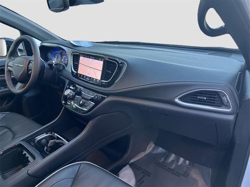 Used 2025 Chrysler Pacifica Limited image 32