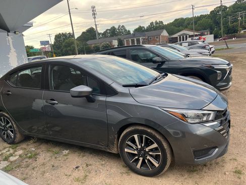 Used 2025 Nissan Versa SV FWD image 3