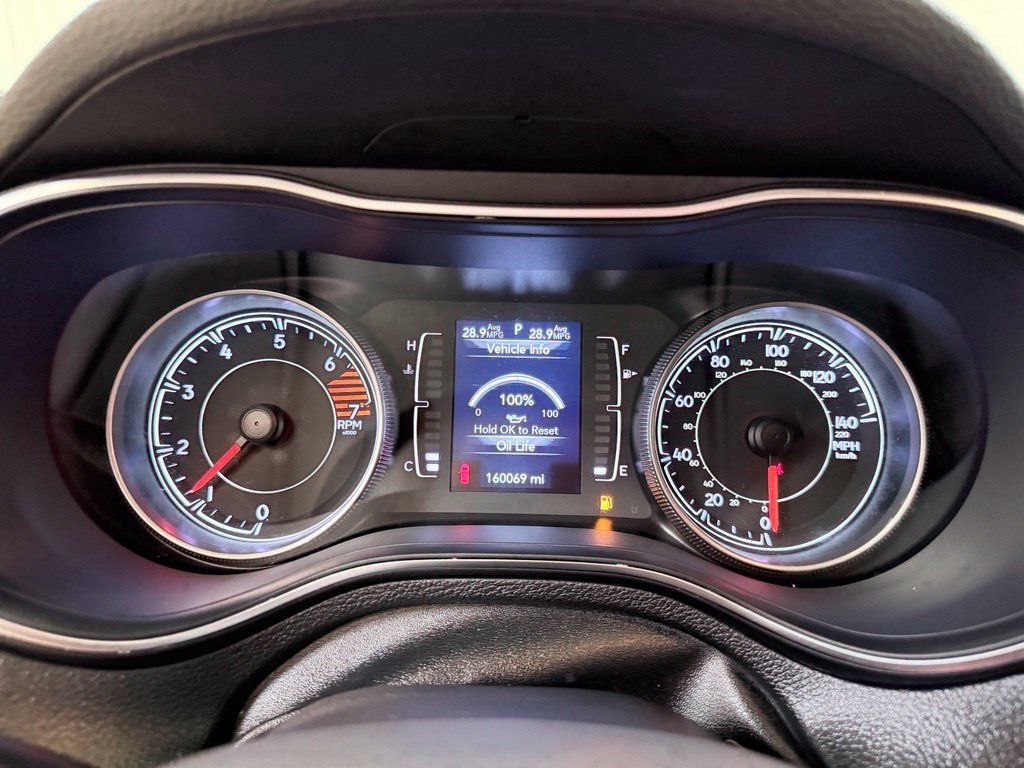 Used 2019 Jeep Cherokee Latitude Plus w/ Comfort/Convenience Group FWD image 38