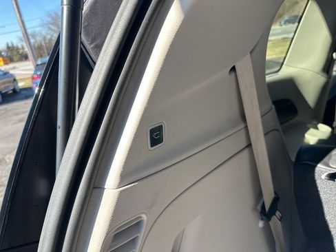 Used 2018 Chrysler Pacifica Touring-L image 36