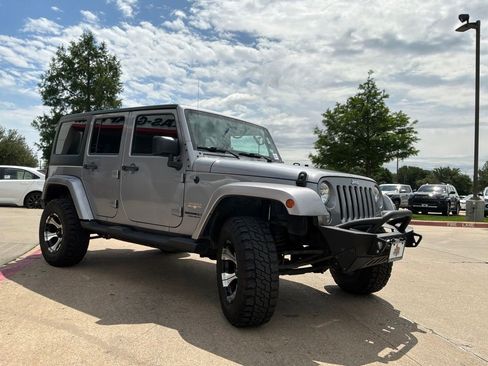 Used 2015 Jeep Wrangler Unlimited Sahara w/ Connectivity Group AWD/4WD image 4