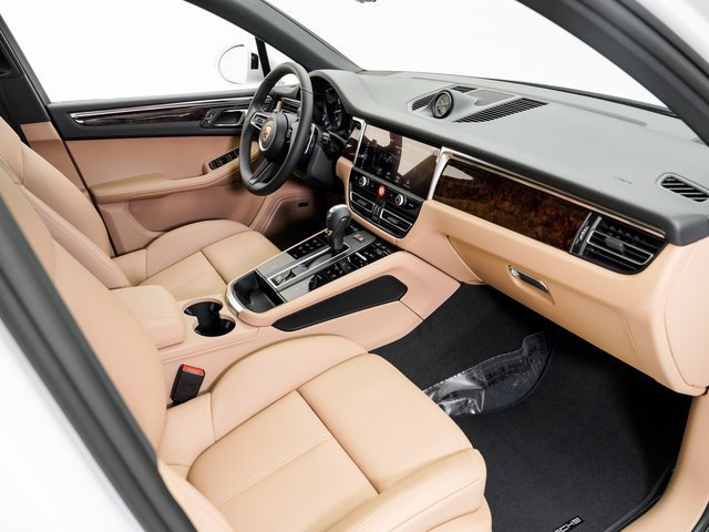 Certified 2026 Porsche Macan AWD/4WD image 24