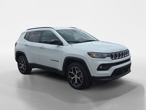 Used 2024 Jeep Compass Latitude AWD/4WD image 7