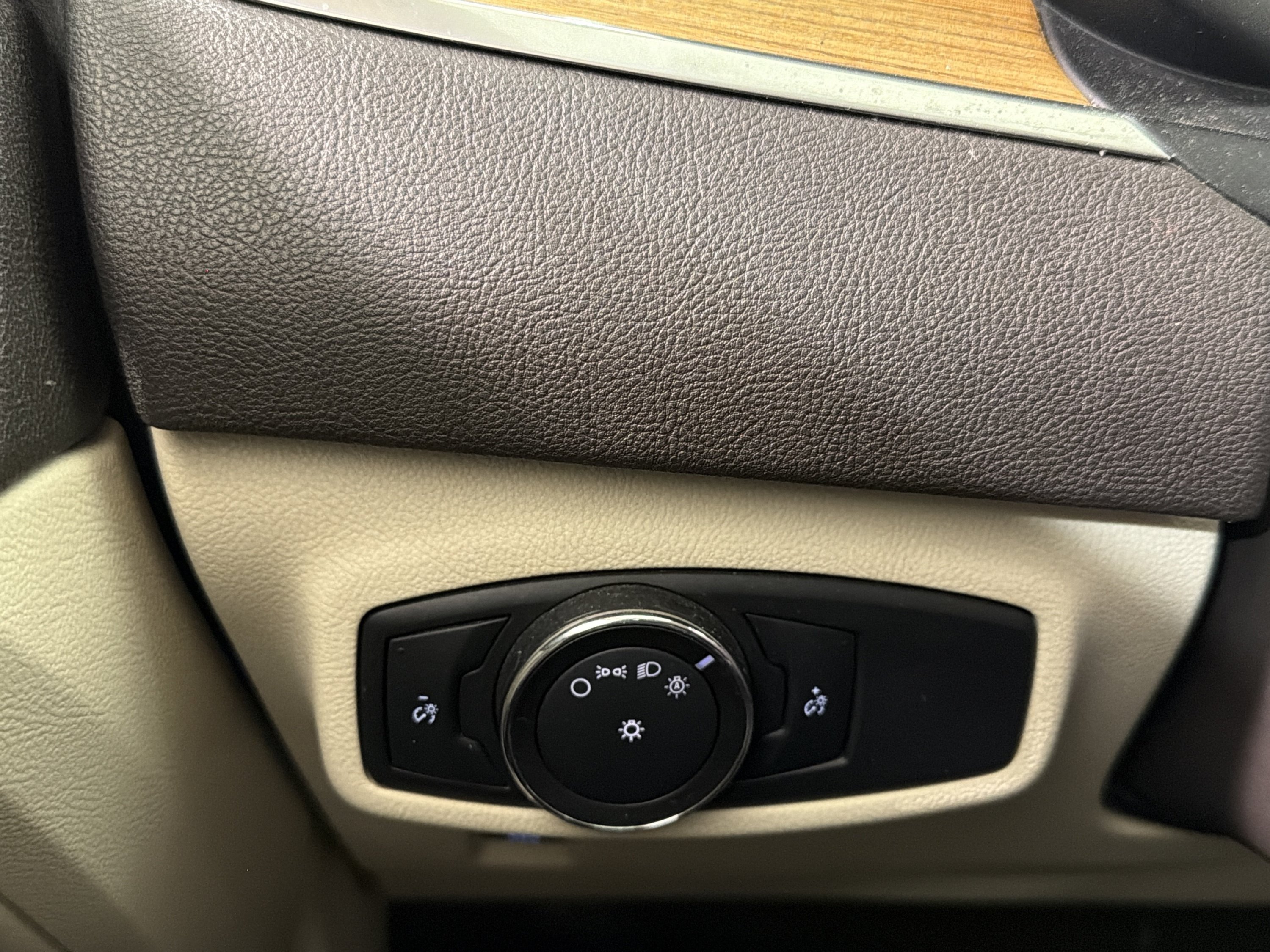 Used 2015 Lincoln MKC FWD w/ Equipment Group 101A Select image 19