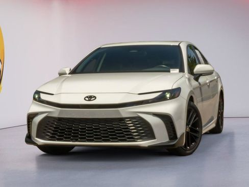 Used 2025 Toyota Camry SE FWD image 1