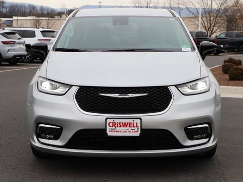 Used 2024 Chrysler Pacifica Touring-L image 7