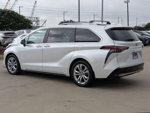 Used 2024 Toyota Sienna Platinum FWD image 9
