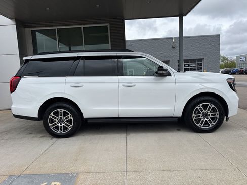 Certified 2025 Ford Expedition Active AWD/4WD image 9