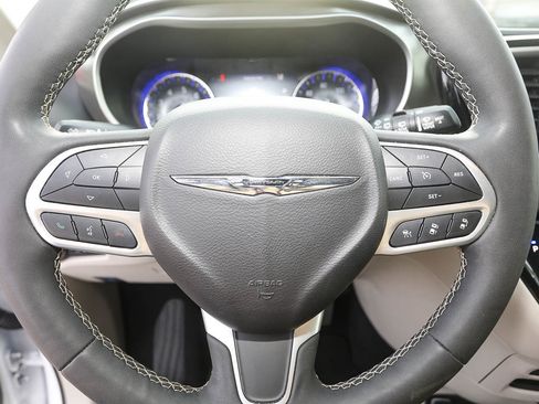 Used 2024 Chrysler Pacifica Touring-L image 14