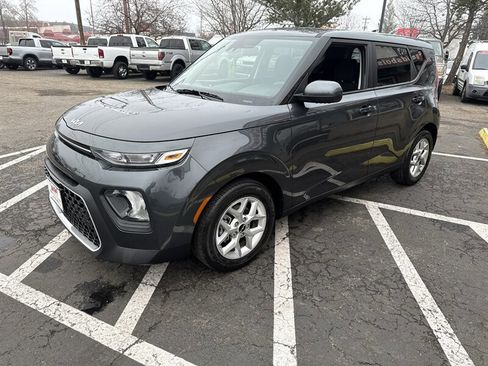 Used 2022 Kia Soul LX w/ Technology Package image 2